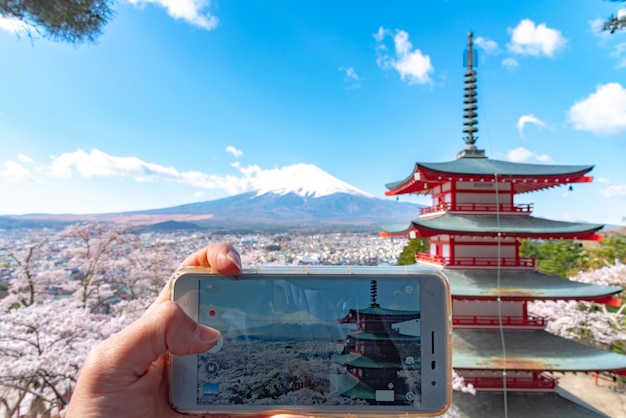 Les gens qui prennent des photos sur le mont Fuji en pleine floraison de fleurs de cerisier au printemps journée ensoleillée