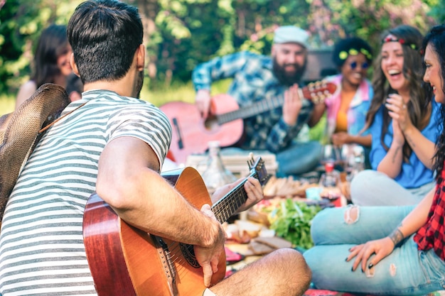 Photo des gens qui profitent d'un pique-nique en plein air