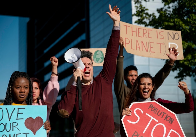 Les gens qui protestent pour sauver la planète