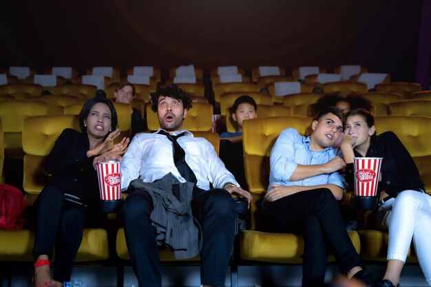 Les gens qui regardent un film se sentent effrayés et effrayants au cinéma