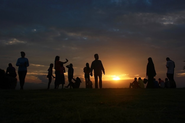 Les gens qui regardent pendant le crépuscule.