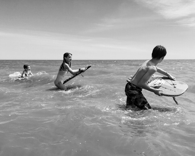 Photo des gens qui s'amusent à la plage.