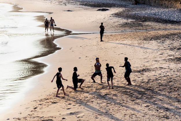 Photo des gens qui se promènent sur la plage.