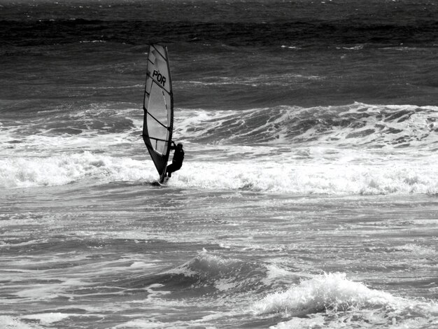 Photo des gens qui surfent en mer.