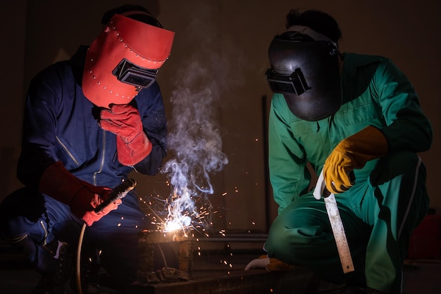 Photo les gens qui travaillent dans l'usine