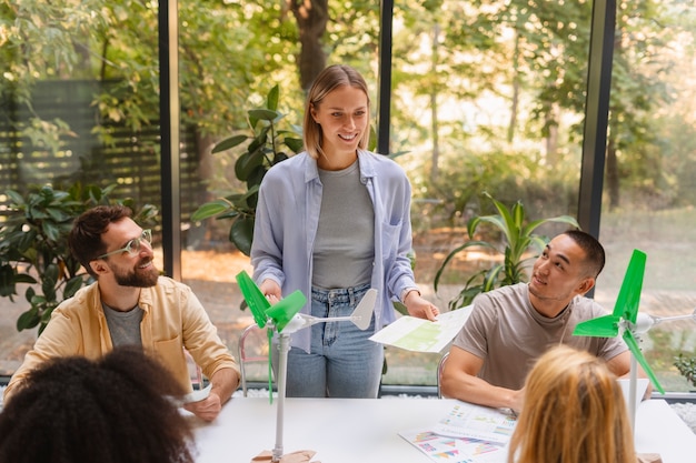 Photo des gens qui travaillent ensemble dans une marque technologique