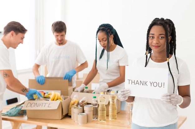 Des gens qui travaillent ensemble pour une cause spéciale et qui sont reconnaissants