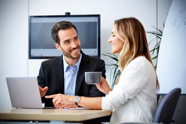 Photo les gens qui travaillent sur la table au bureau