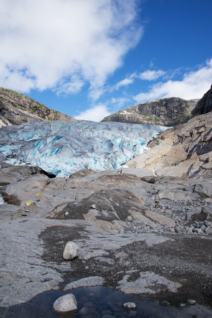 Les gens de randonnée au glacier bleu dans les montagnes