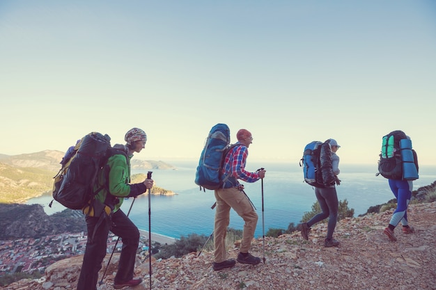 Les gens en randonnée dans les montagnes