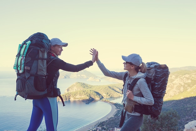 Les gens en randonnée dans les montagnes