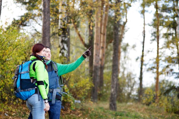 Gens en randonnée, homme et femme regardant autour