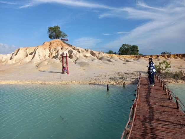 Des gens sur le rivage contre le ciel