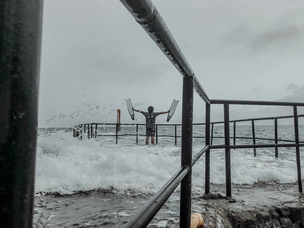 Photo des gens sur le rivage contre le ciel