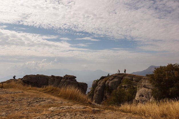 Les gens sur le rocher du sommet de la chaîne de montagnes Demerdzhi