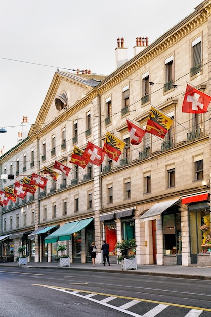 Les gens de la rue de la Corraterie Street avec des drapeaux suisses dans le centre de Genève, Suisse