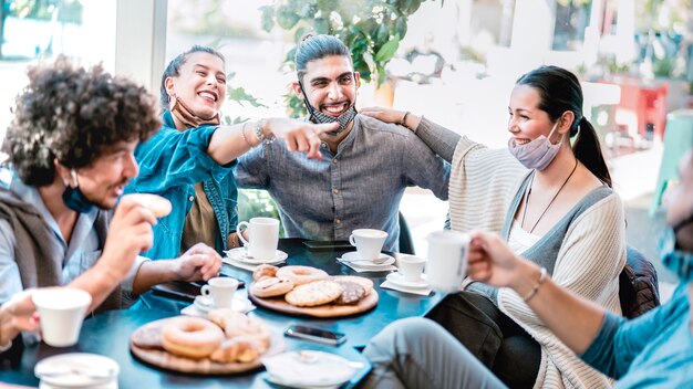 Les gens s'amusant à boire et à manger au café