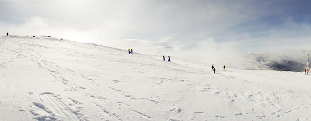 Gens s&#39;amusant dans les montagnes enneigées de la Sierra Nevada