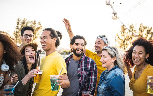 Photo les gens s'amusent à la fête sur la plage groupe multiracial de personnes de la génération z dansant au coucher du soleil étudiants adultes souriant et riant ensemble