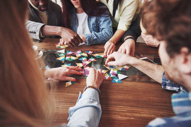 Photo les gens s'amusent en jouant à un jeu de société