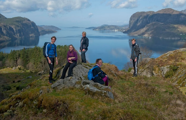 Photo les gens s'amusent sur la montagne contre le ciel