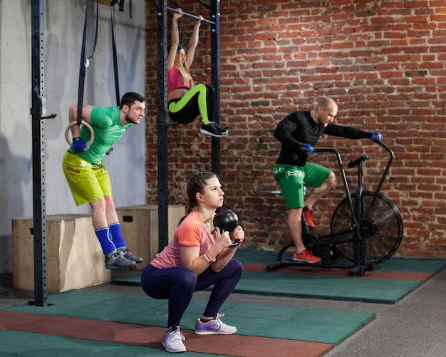 Les Gens S'entraînent Au Gymnase De Crossfit