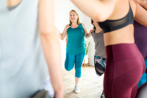 Les gens s'étirent au gymnase