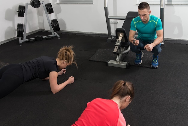 Les gens de la salle de gym s'étirent et ont l'air très heureux