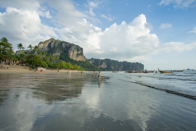 Les gens se détendre et se promener sur la plage d&#39;Ao Nang avant le coucher du soleil