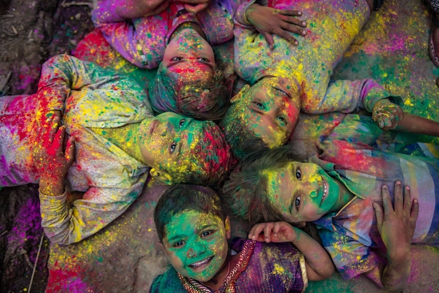 Les gens se jettent des couleurs lors de la célébration de Holi au temple Krishna de Nandgaon, en Inde