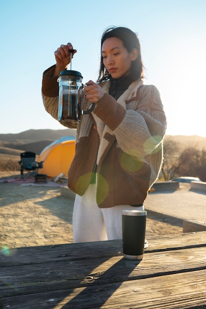 Photo les gens se préparent pour le camping d'hiver