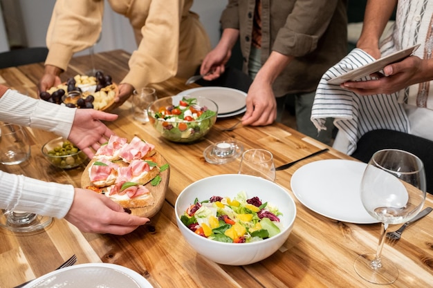 Les gens se préparent pour le dîner