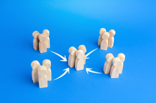 les gens se rassemblent dans un groupe plus large consolidation des efforts et croissance du nombre coopération