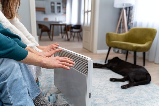 Les Gens Se Réchauffent Près Du Radiateur à La Maison