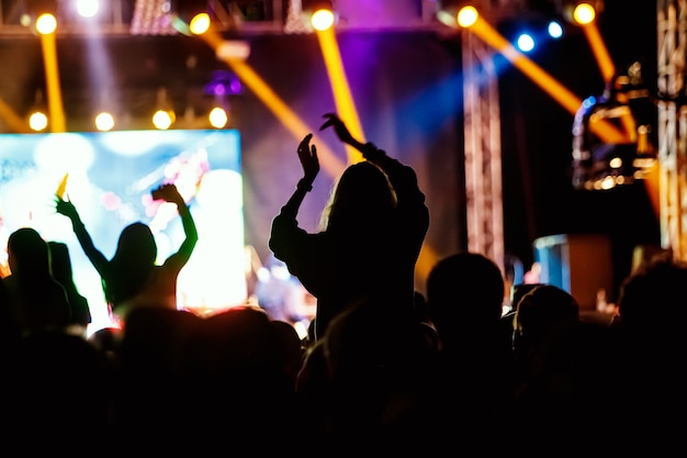 Gens de silhouettes noires sur concert de rock