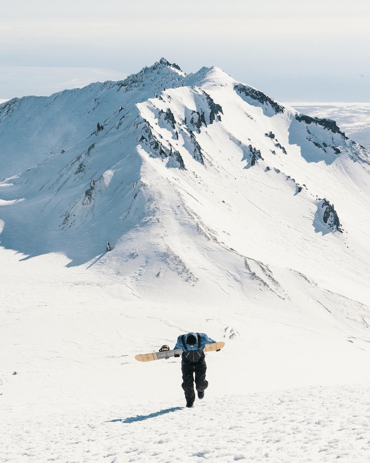 Photo gens skiant sur une montagne aux sommets enneigés