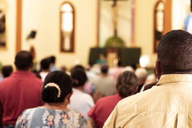 Photo les gens sont assis dans l'église pendant une messe catholique