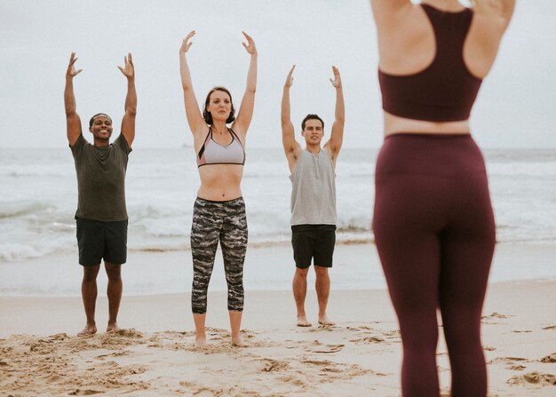 Gens Sportifs S'étirant à La Plage