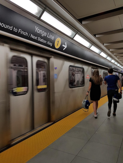 Des gens à la station de métro.