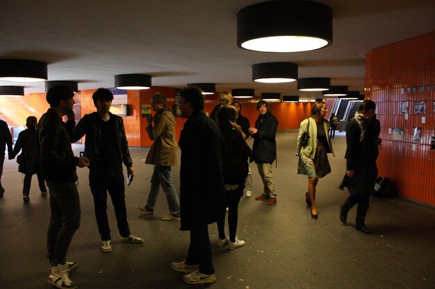 Photo des gens à la station de métro.