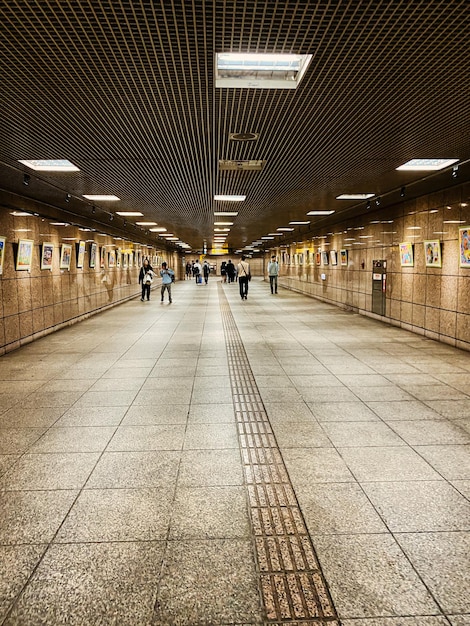 Des gens à la station de métro.