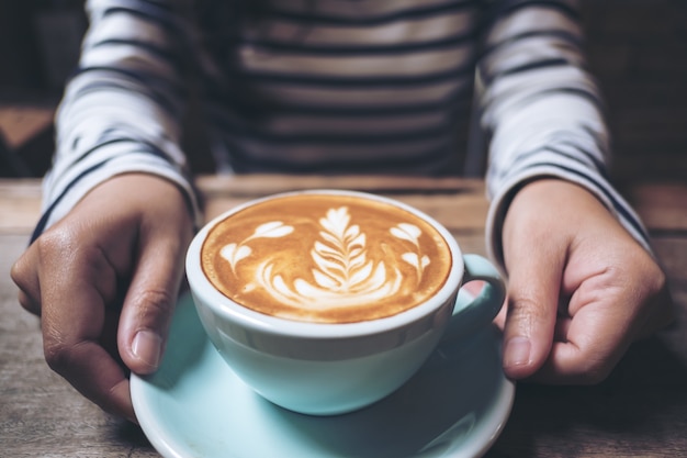 Les gens avec une tasse de café