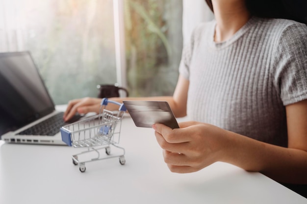 Gens de la technologie et concept de magasinage en ligne heureux homme souriant avec ordinateur tablette et carte de crédit à la maison