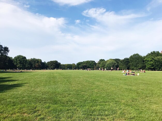 Photo les gens sur le terrain contre le ciel