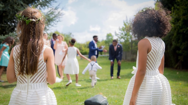 Les gens sur le terrain dans le parc