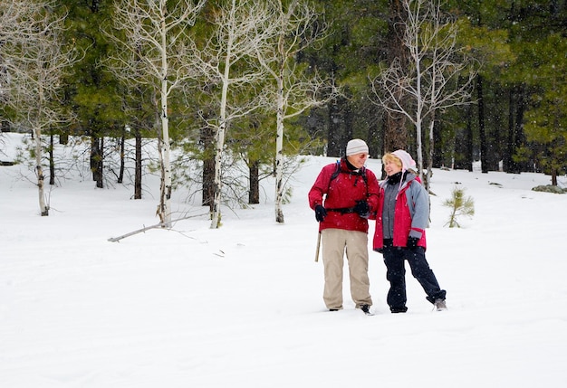 Photo des gens sur une terre couverte de neige