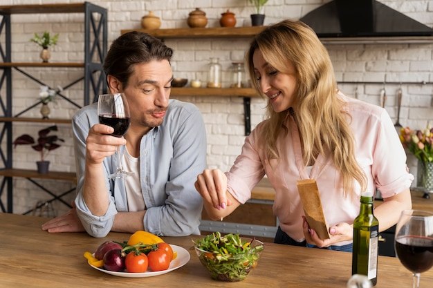 Gens de tir moyen avec salade et vin