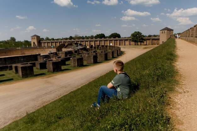 Photo gens touristes heureux ruines colonnes d'architecture romaine