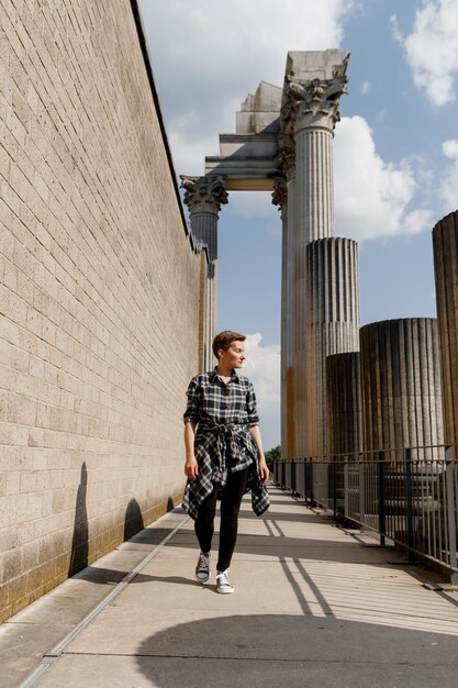 Photo gens touristes heureux ruines colonnes d'architecture romaine