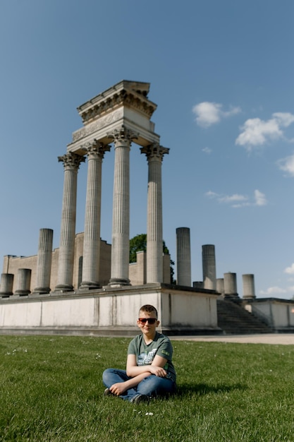 Photo gens touristes heureux ruines colonnes d'architecture romaine